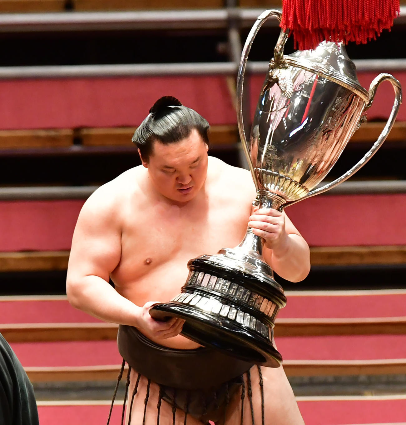 優勝賜杯を受けた白鵬（撮影・外山鉄司）