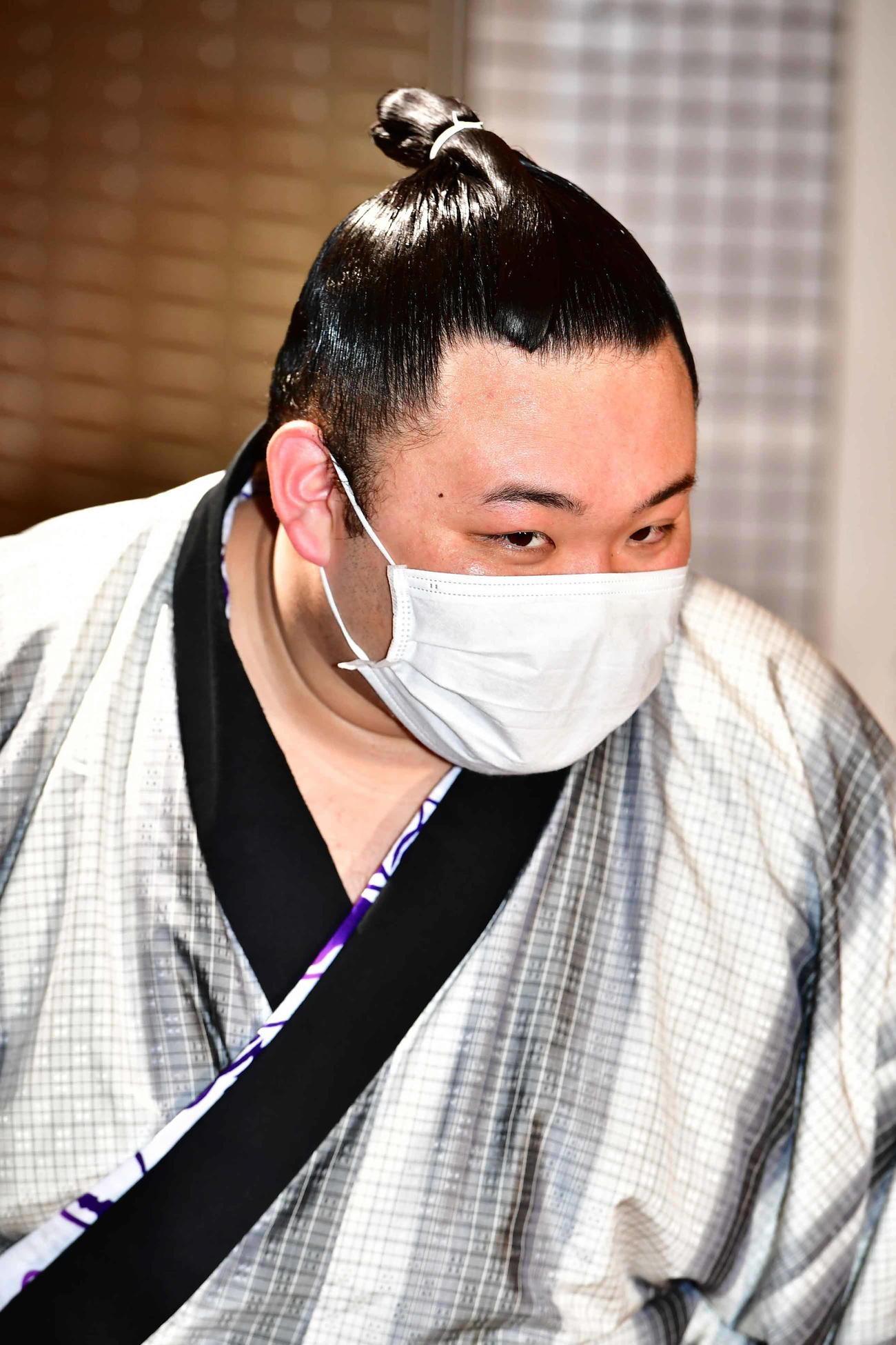 報道陣から大関昇進が決定的となったことを聞かれマスク越しに笑顔を見せる朝乃山（撮影・小沢裕）
