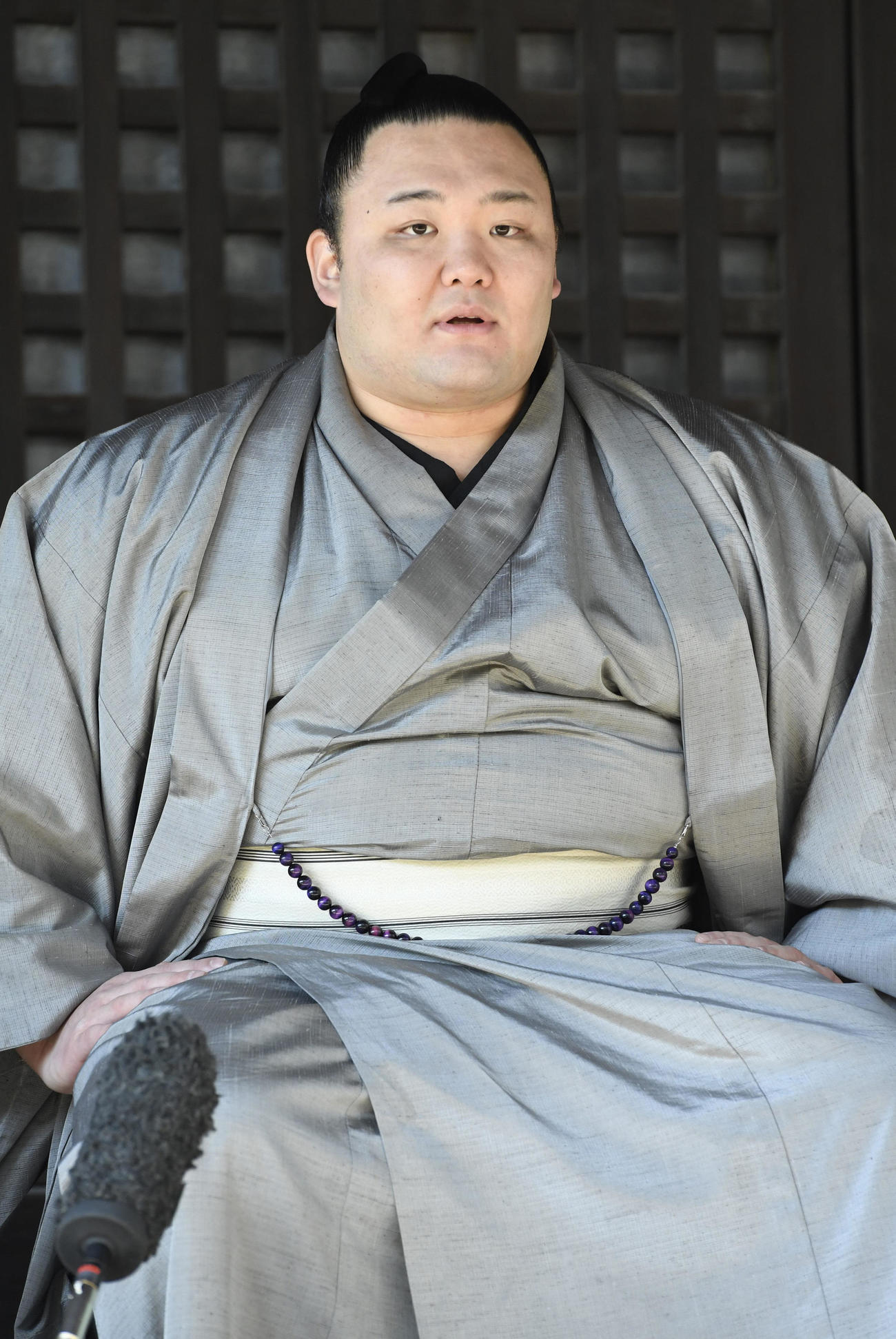 一夜明け会見で記者の質問に答える朝乃山（代表撮影）