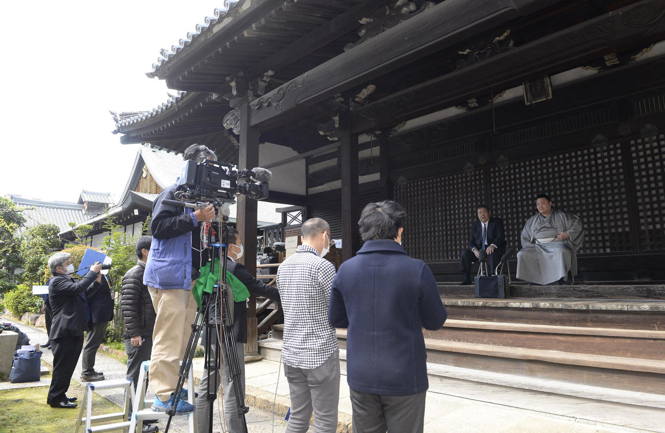 一夜明け会見で記者の質問に答える朝乃山（右）と高砂親方（代表撮影）
