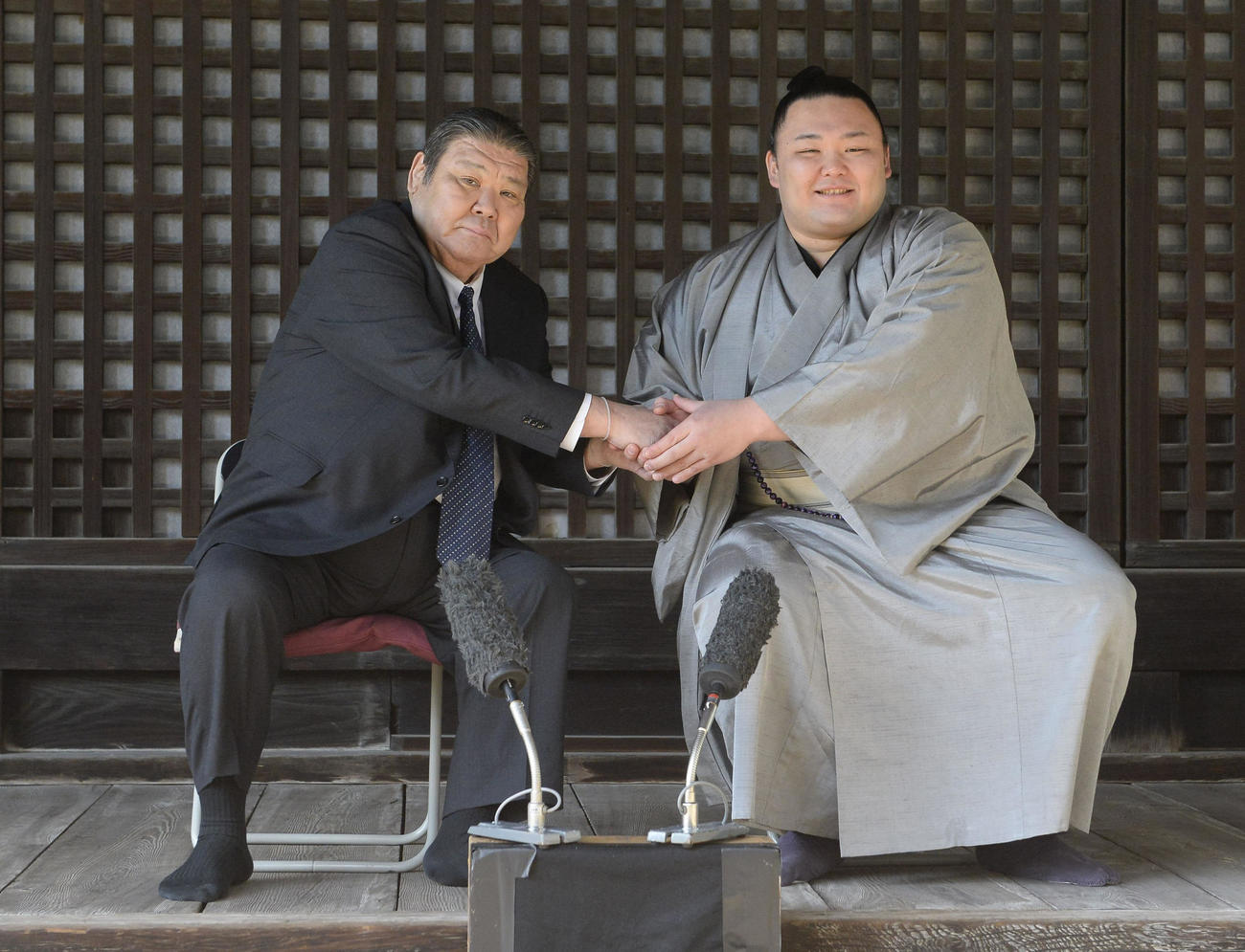 一夜明け会見で高砂親方（左）と握手を交わす朝乃山（代表撮影）