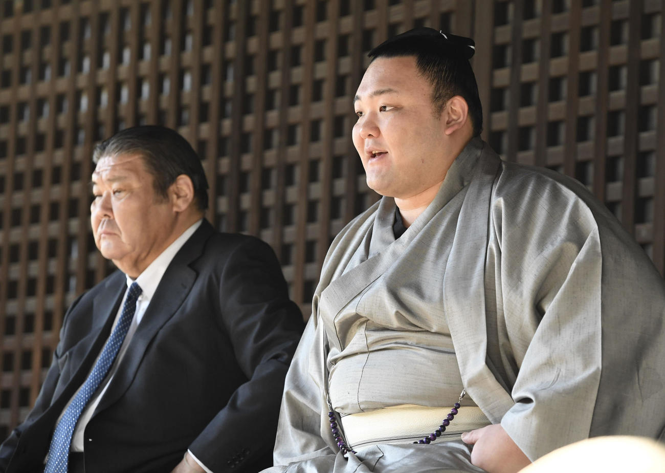 一夜明け会見で記者の質問に答える朝乃山（右）。左は高砂親方（代表撮影）