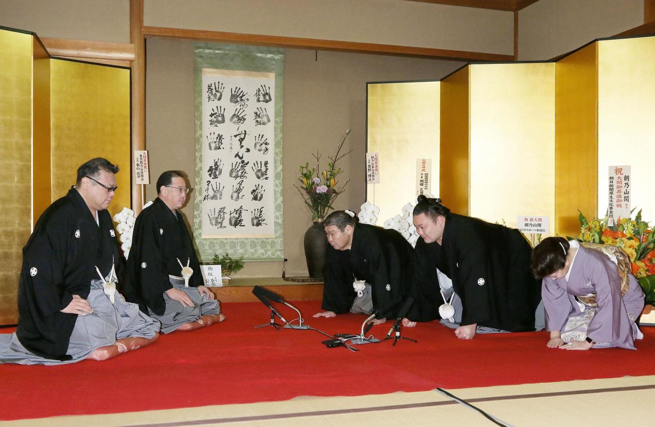大関昇進の伝達を受ける朝乃山（右側中央）と高砂親方夫妻（共同・代表撮影）