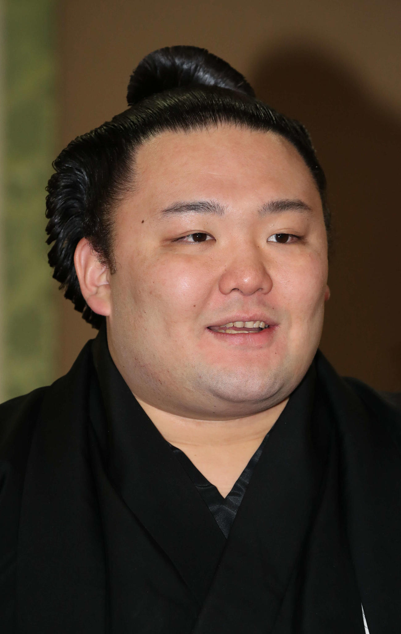 記者会見で笑顔を見せる朝乃山（代表撮影）