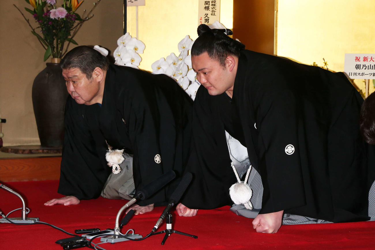 大関昇進の伝達を受ける朝乃山（右）と高砂親方（代表撮影）