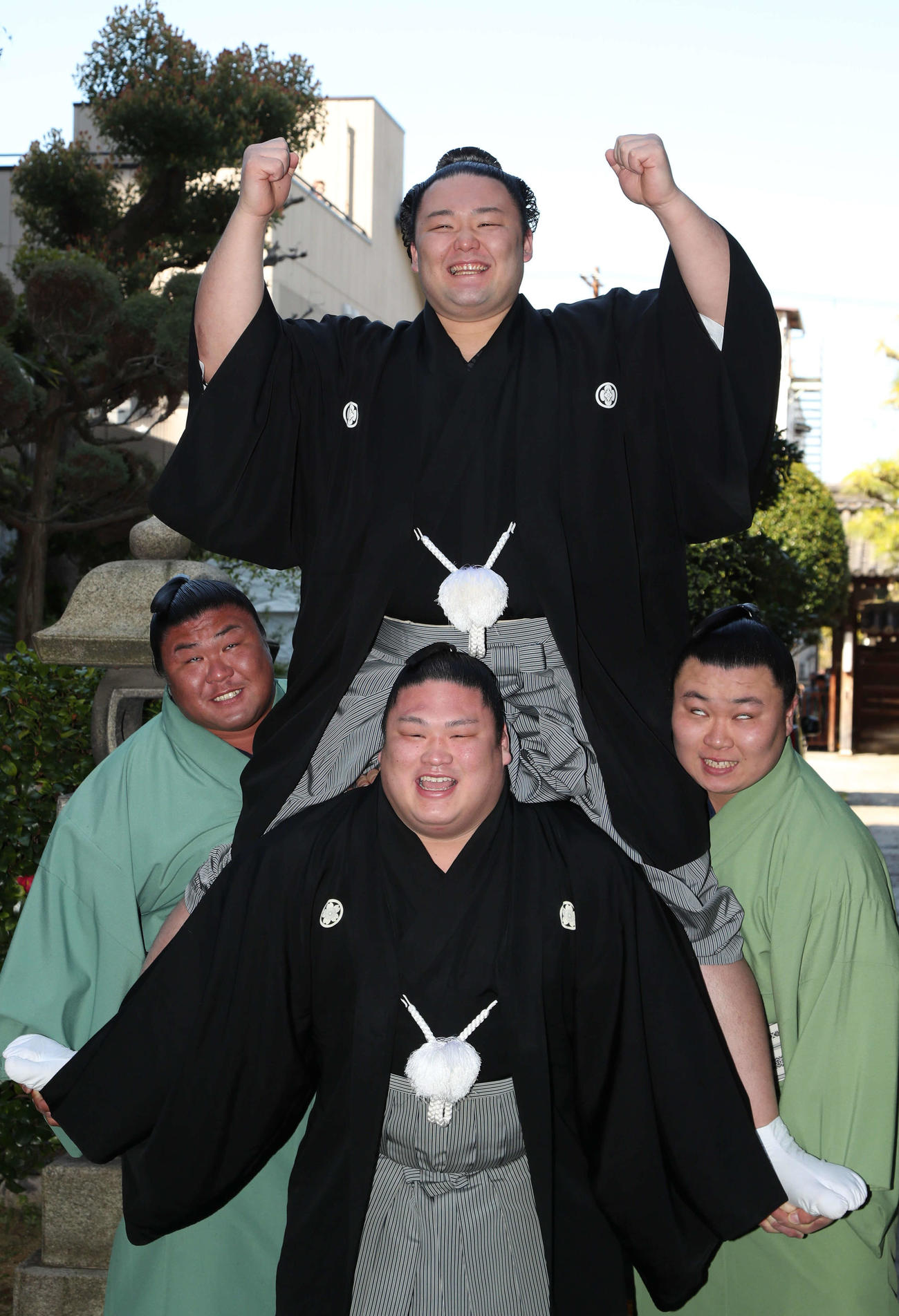 若手力士らに担がれ笑顔を見せる朝乃山（代表撮影）