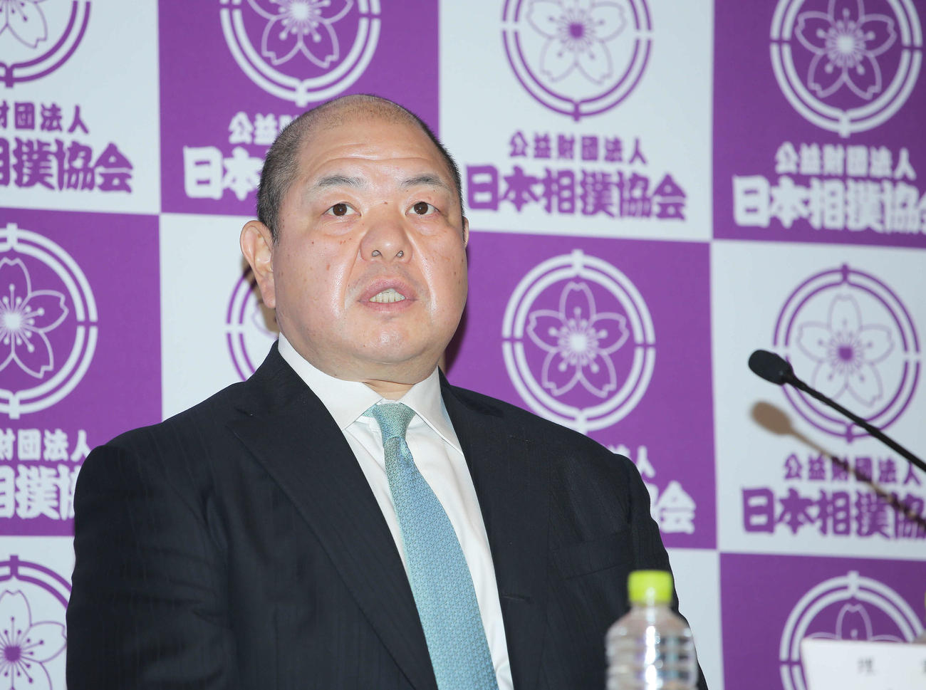 大相撲夏場所の2週間延期を発表する八角理事長（撮影・河田真司）