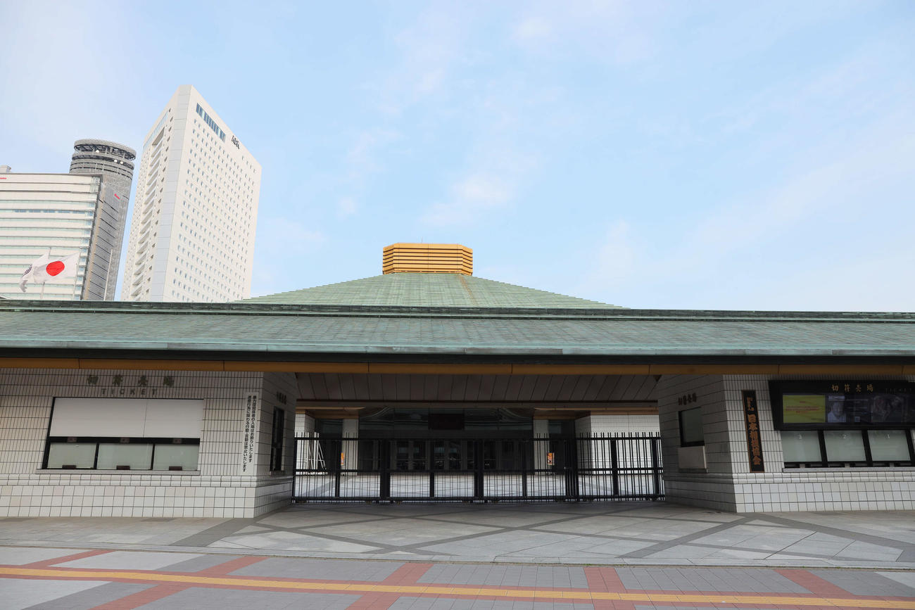 閑散とする両国国技館正面出入り口（撮影・河田真司）
