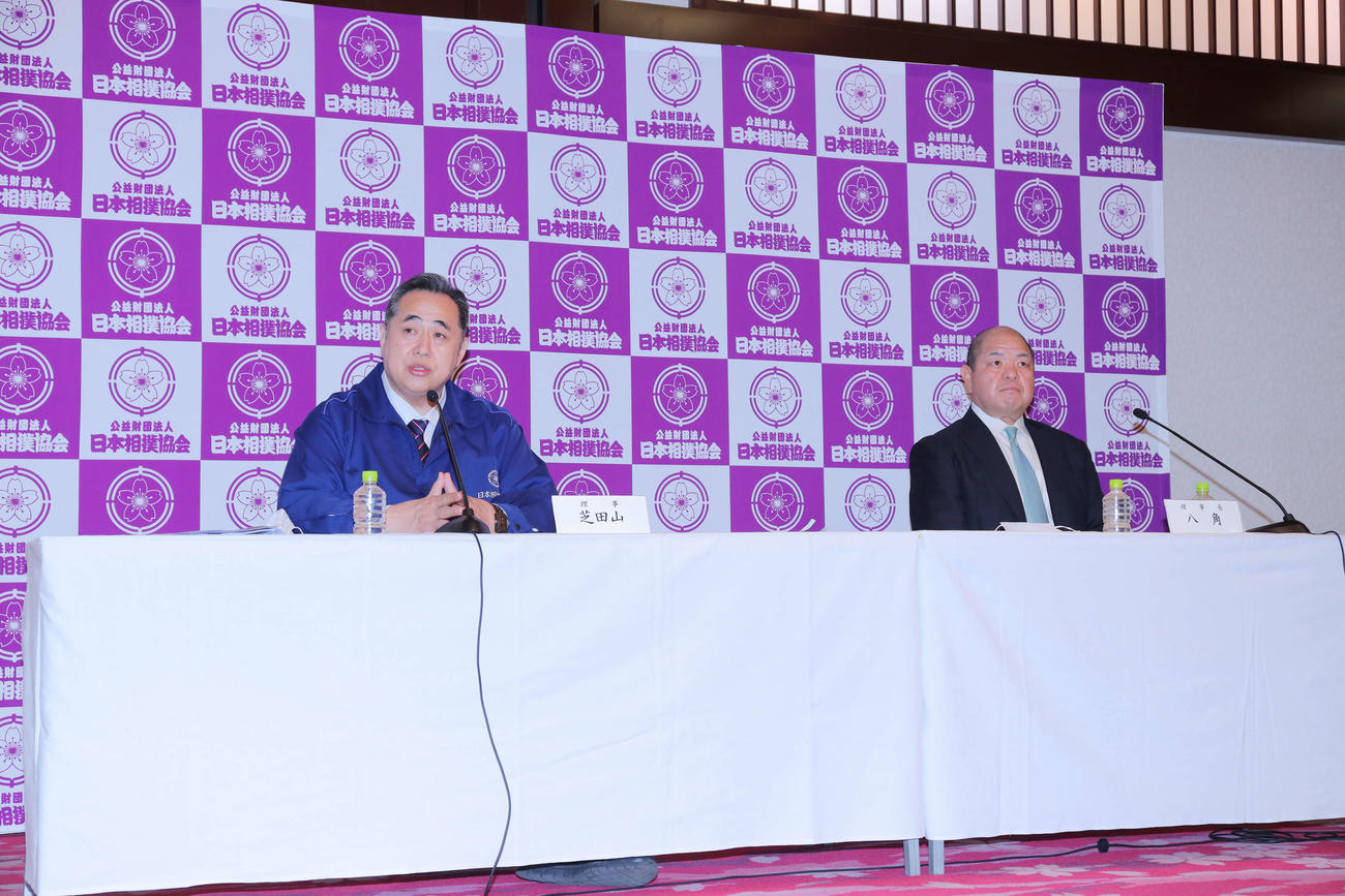 3日、間隔を開けて会見に臨む芝田山理事（左）と八角理事長