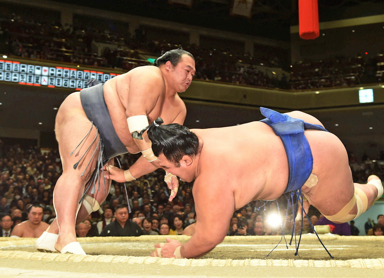 16年初場所13日目、琴奨菊（右）をとったりで破る豊ノ島（2016年1月22日撮影）