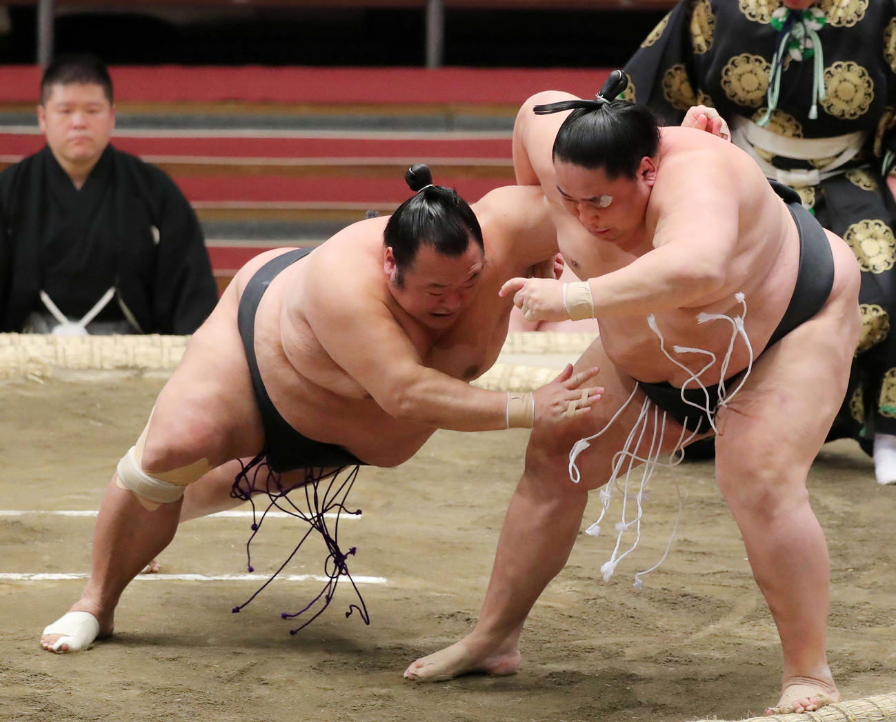 春場所9日目、魁（右）に小手投げで敗れる豊ノ島（2020年3月16日撮影）
