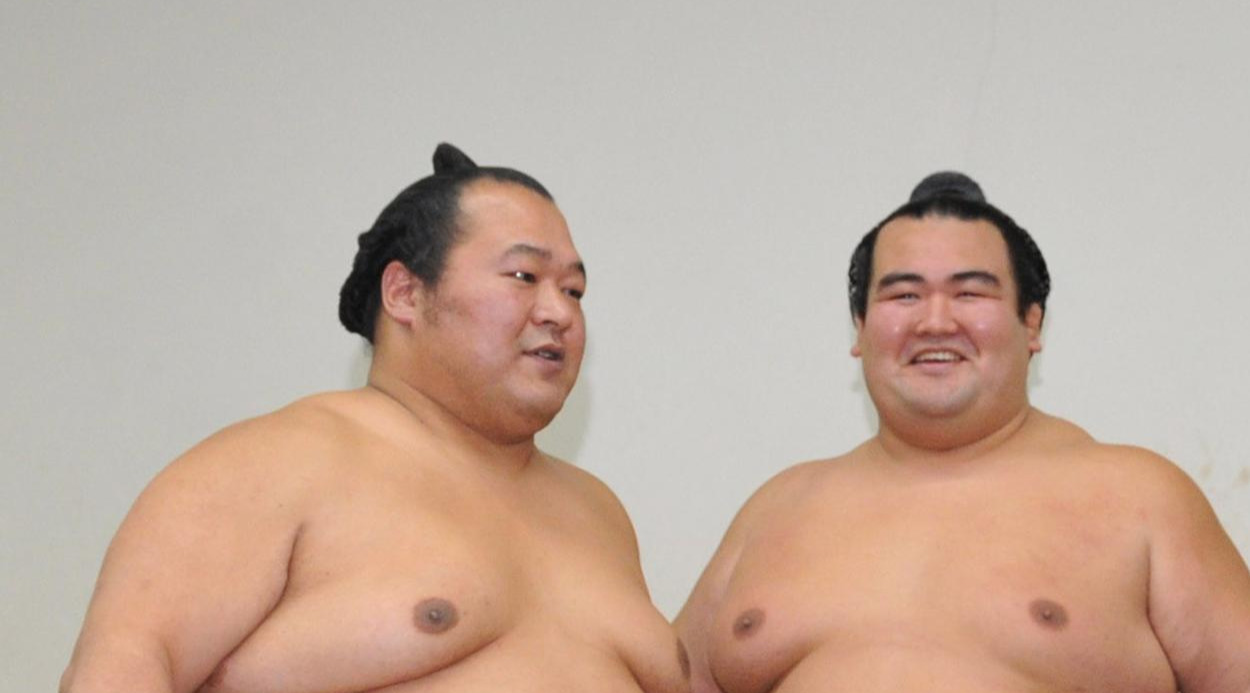 豊ノ島（左）と琴奨菊