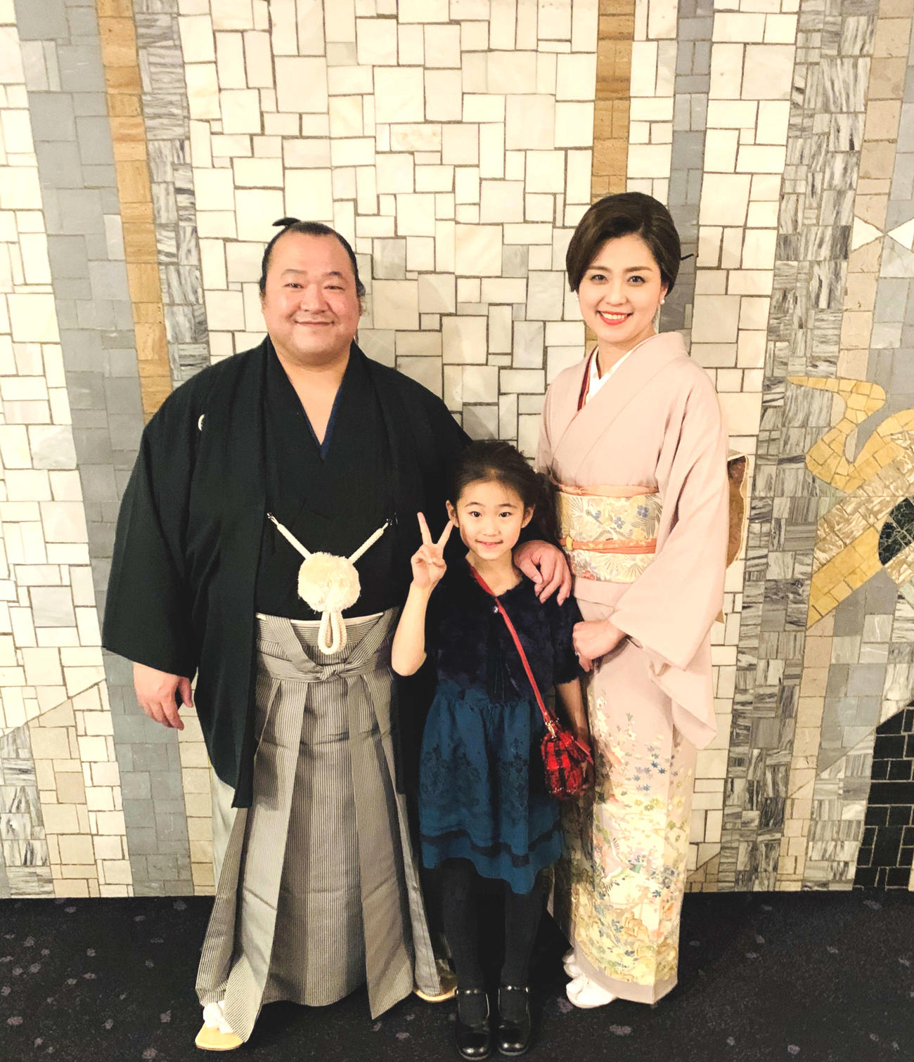 2月1日、記念写真に納まる左から元豊ノ島の井筒親方、長女希歩ちゃん、妻沙帆さん
