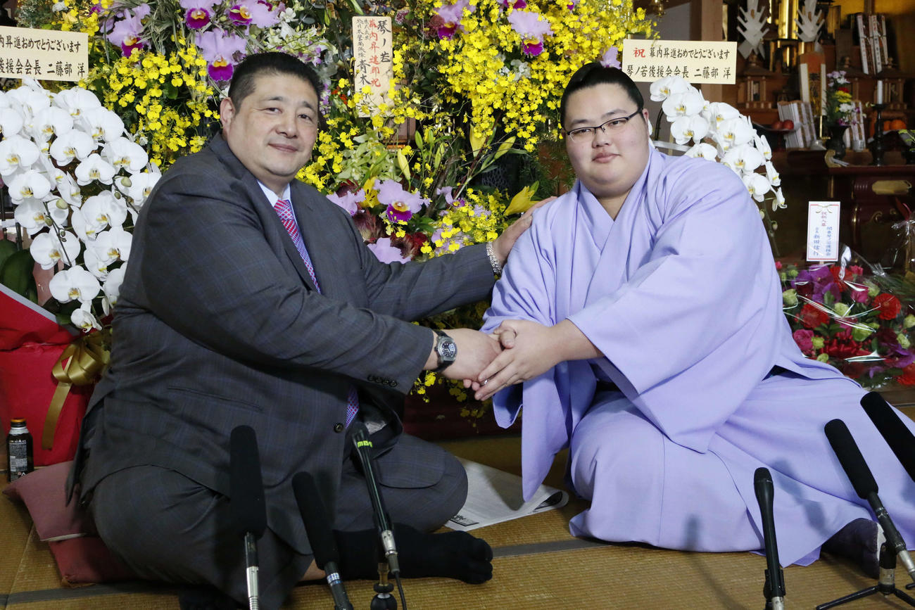 春場所で新入幕の琴ノ若と、師匠で父の佐渡ケ嶽親方（左）（2020年2月24日）