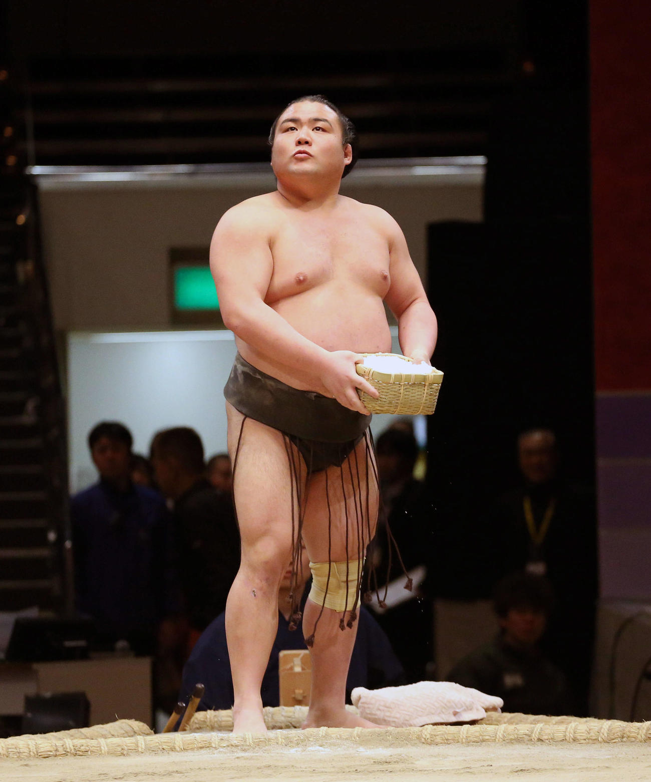 「しょっきり」で塩かごを手にする勝武士さん（2017年2月5日撮影）