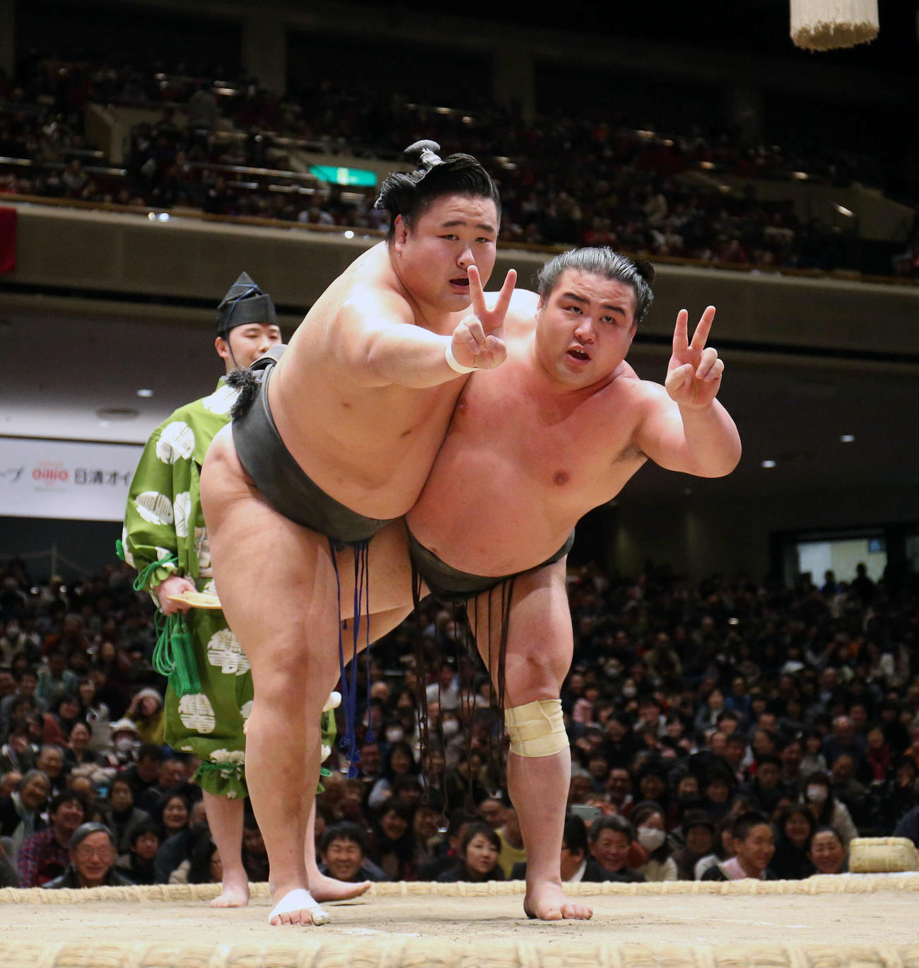 17年2月、「しょっきり」で取組中にVサインを見せる勝武士さん（右）