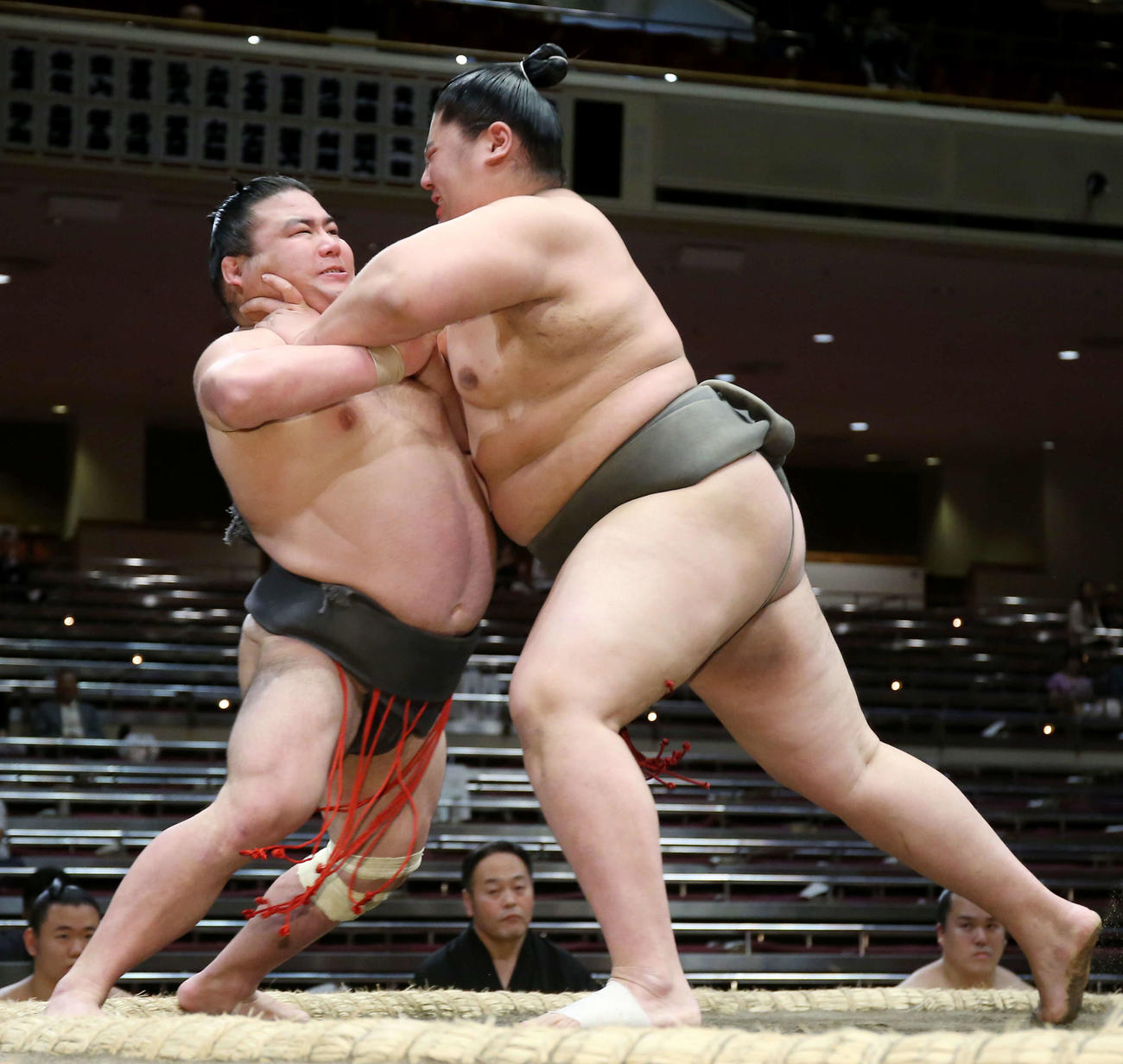19年5月、若野口（右）に突き出しで敗れる勝武士さん