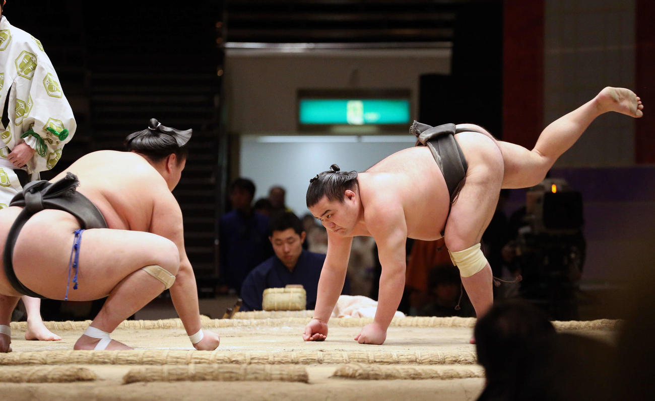 17年2月、初っ切り相撲の立ち会いで、足を蹴り上げ砂を巻き上げる勝武士さん（右）。左は高三郷