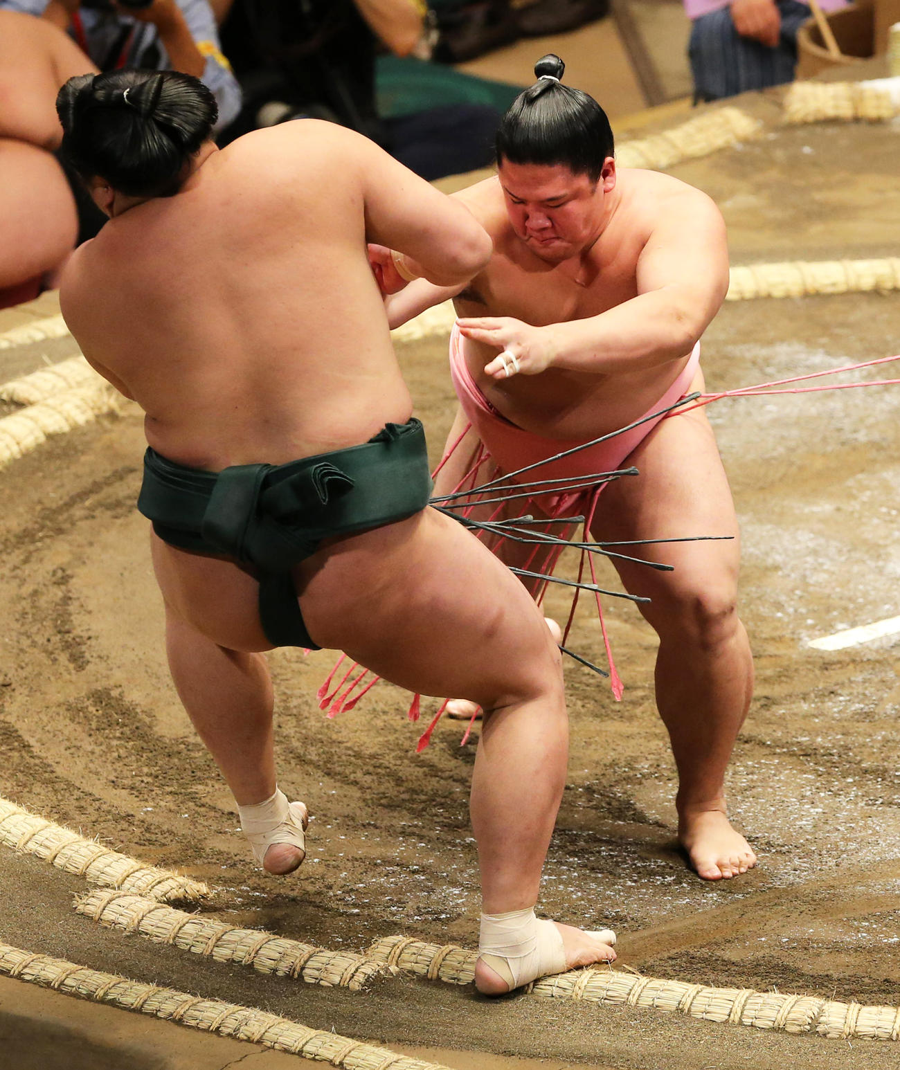 大相撲夏場所2日目、鏡桜（手前）を押し出し初白星を挙げた宇良（2016年5月9日撮影）