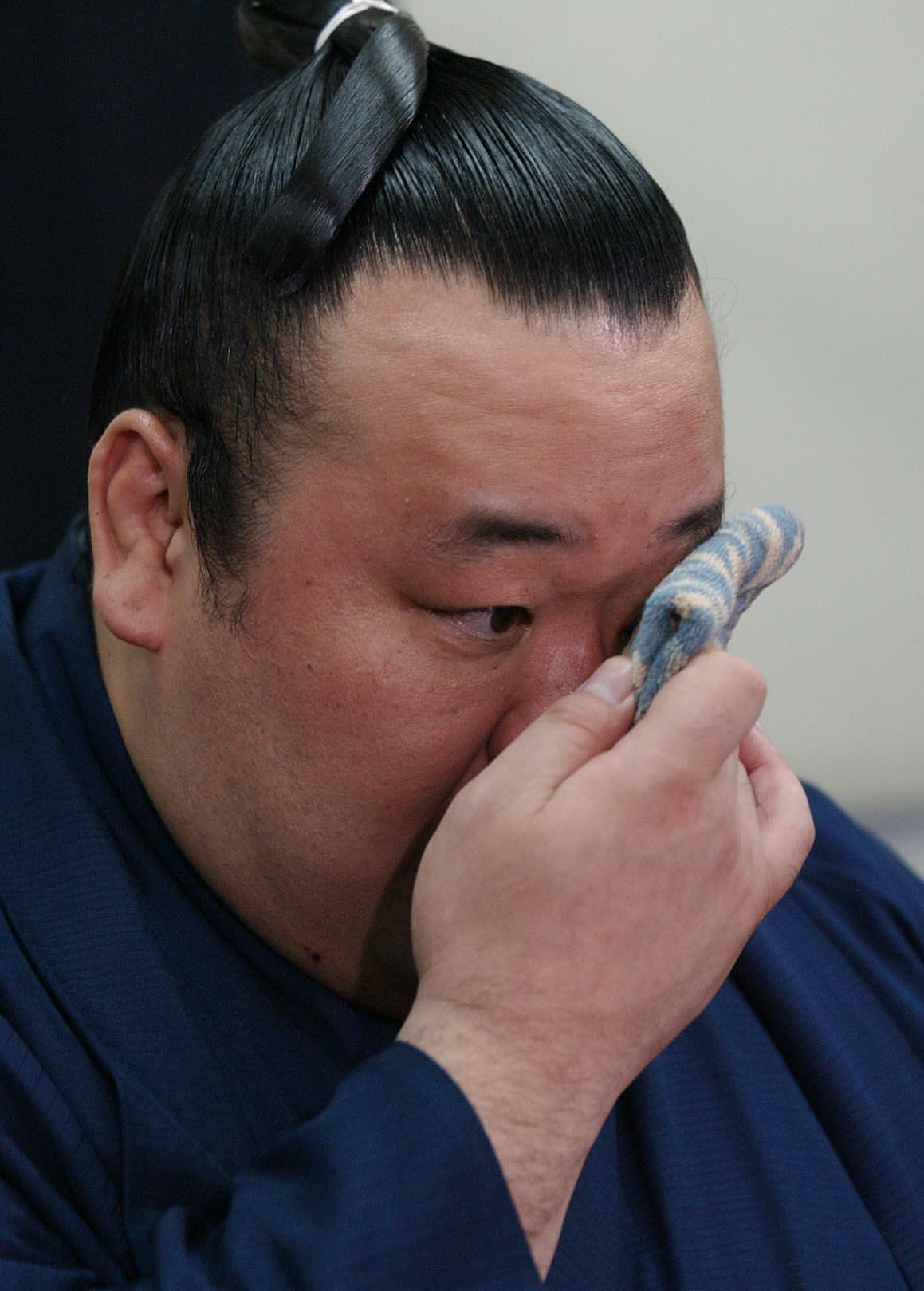 引退会見で涙を拭う貴ノ浪（2004年5月11日撮影）