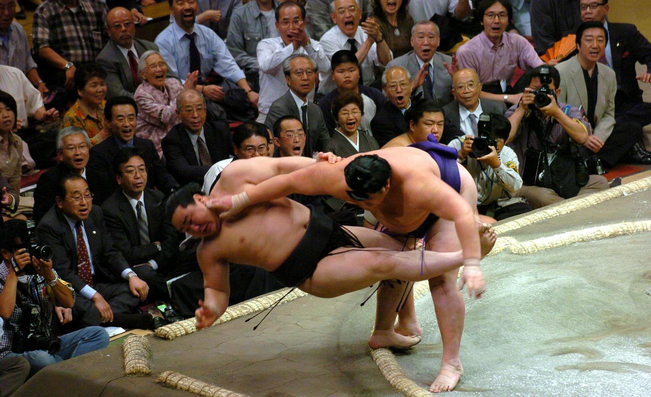 04年5月14日　大相撲夏場所6日目　北勝力（右）は朝青龍を押し倒しで破り連勝を35で止める
