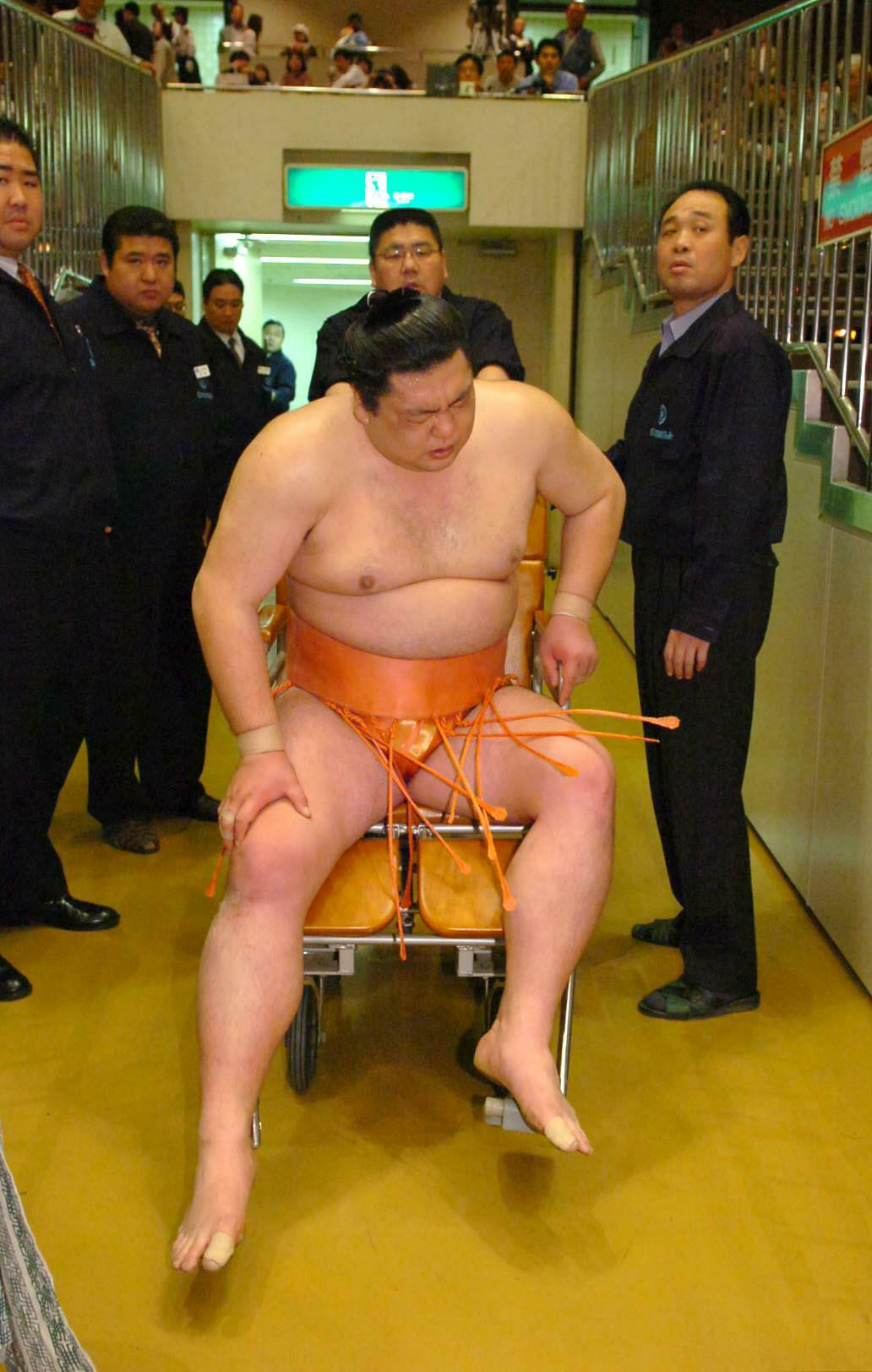 車椅子で待機中の五城楼は、不戦敗の裁定と負傷の痛みでガックリ（2005年5月14日撮影）