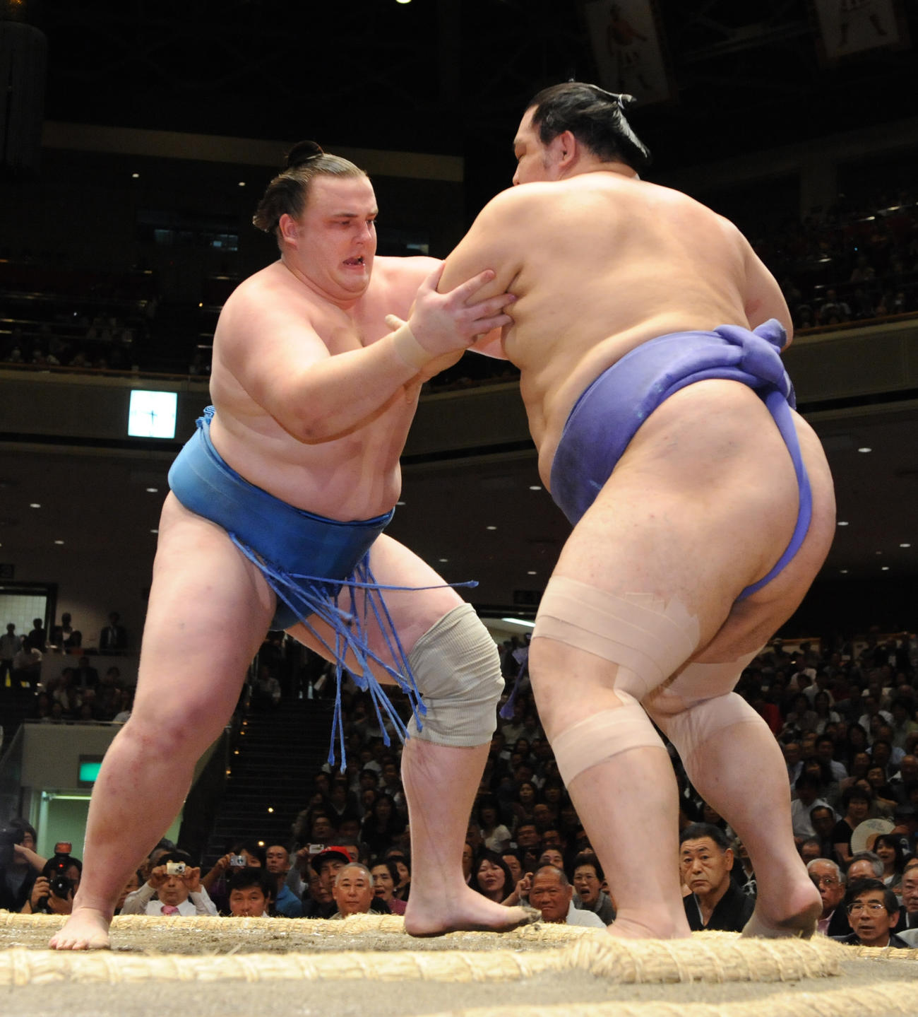 大相撲夏場所9日目　魁皇を押し出しで破り、勝ち越しを決めた把瑠都（2010年5月17日）