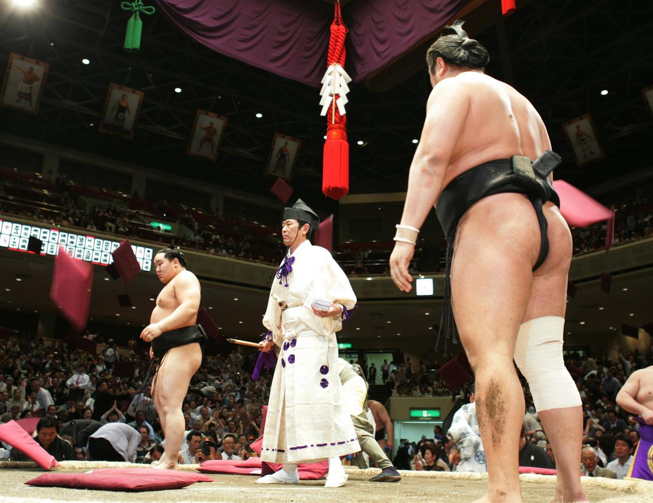 07年5月22日、飛び交う座布団をにらむ朝青龍（左）と安美錦