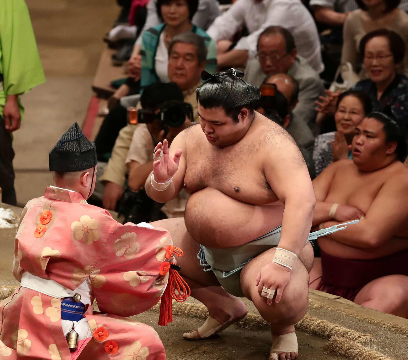 17年5月25日、宝富士を破って勝ち名乗りを受ける高安
