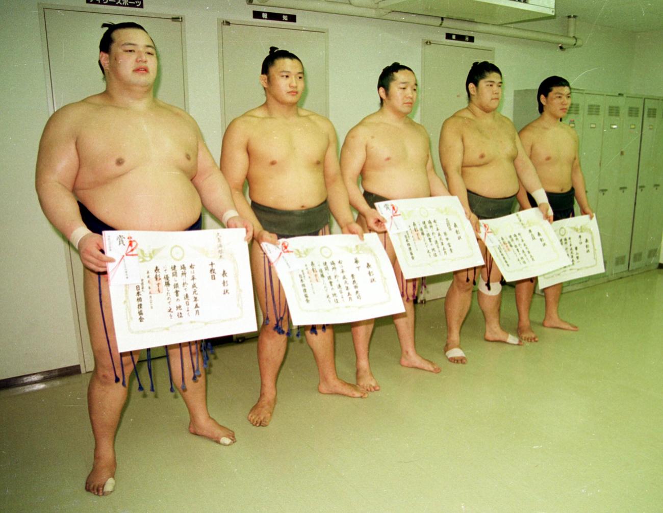89年5月21日、幕下で初優勝し賞状を手にする貴乃花（左から2番目）