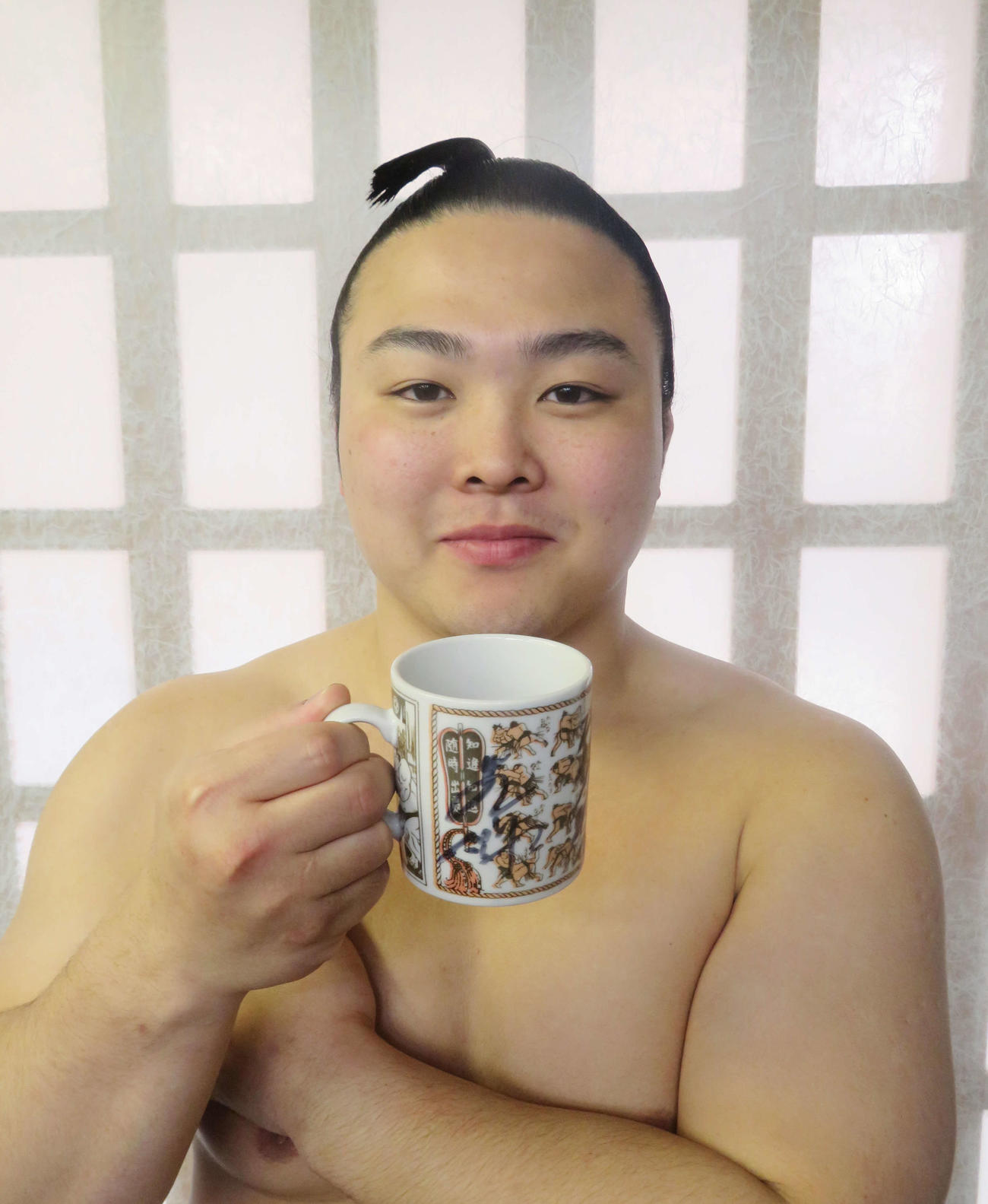 自身のサインを入れた湯飲みを持つ炎鵬（2019年12月25日撮影）
