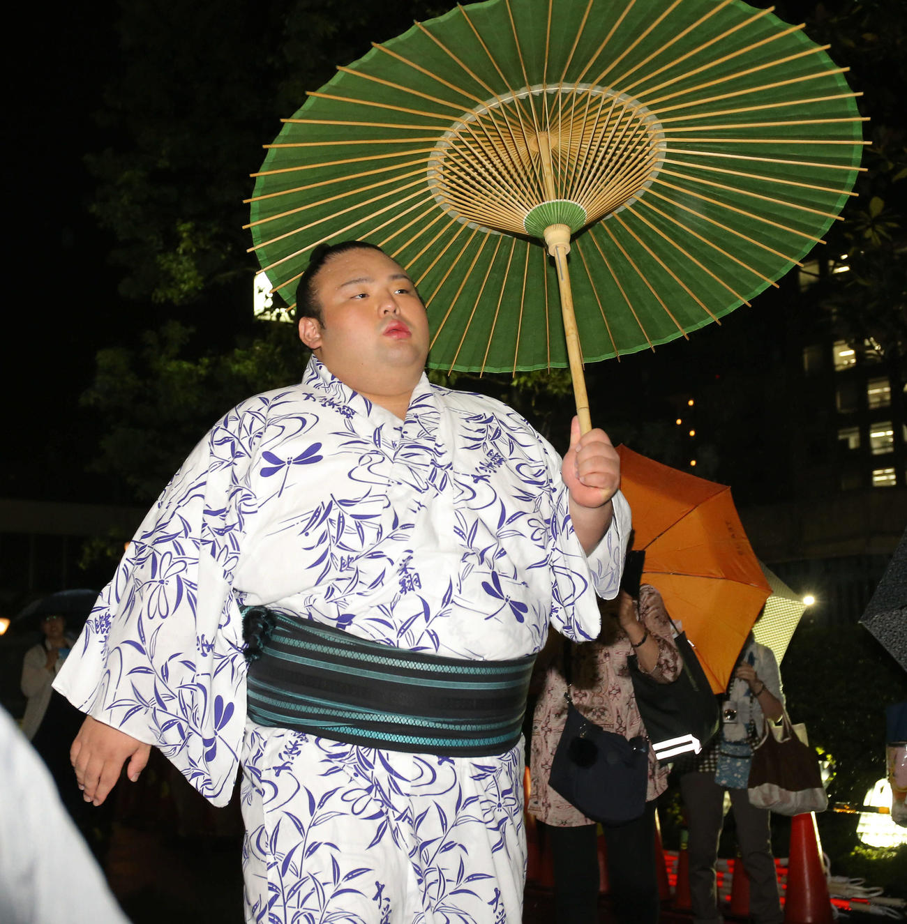 和傘を差し国技館を引き揚げる貴景勝（19年9月18日撮影）