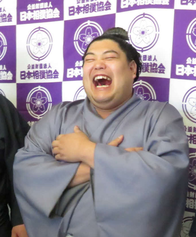 大相撲冬巡業で大笑いする阿炎（18年12月21日撮影）