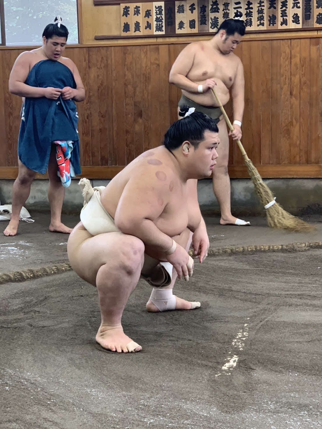 千葉県内の部屋で稽古をする阿武咲