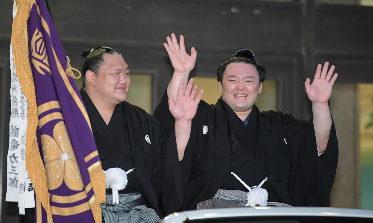 19年夏場所で優勝し、笑顔でパレードに出発する朝乃山（右）（19年5月26日撮影）