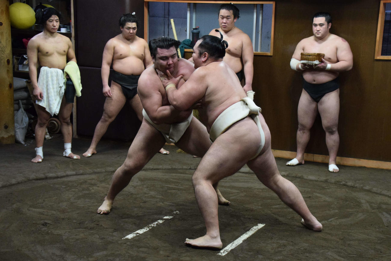 横綱鶴竜（右）と三番稽古する霧馬山