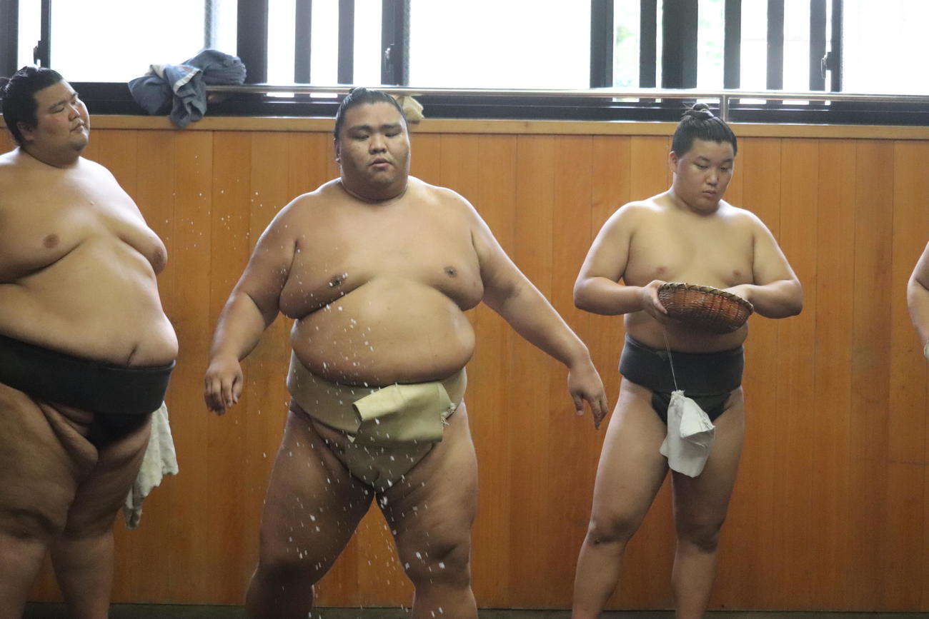 7月場所に向けて稽古に励む御嶽海（左から2番目）