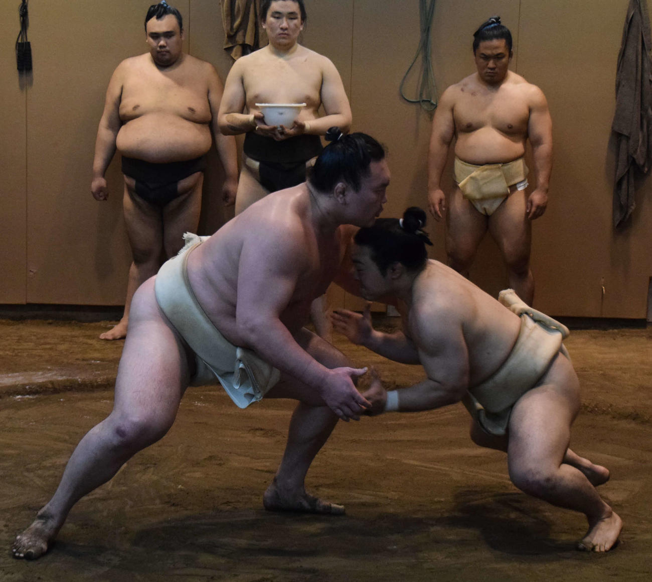 白鵬（左）に稽古をつけてもらう炎鵬