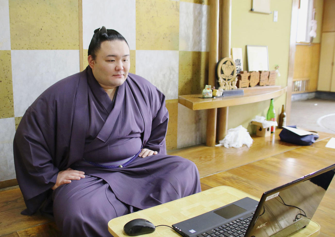 オンラインで取材に応じる新大関朝乃山（日本相撲協会提供）