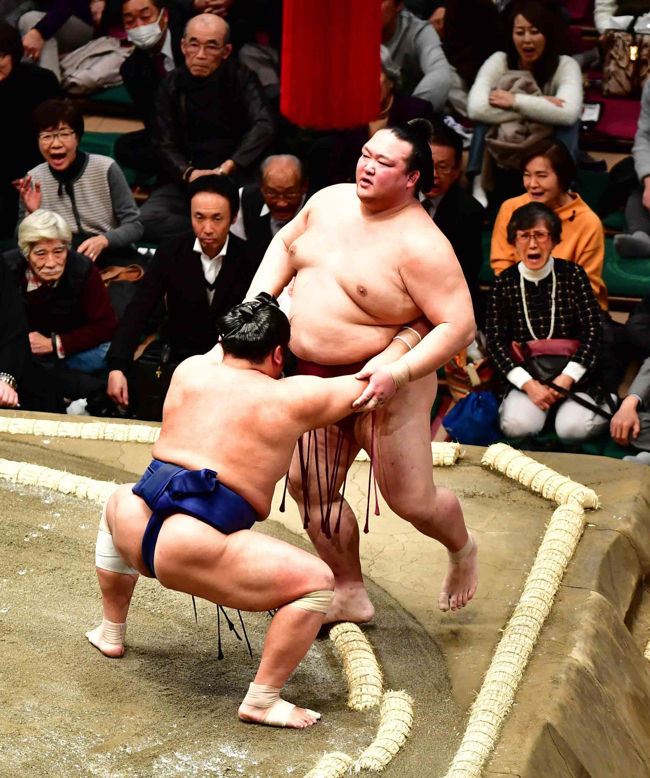 19年1月15日、初場所3日目に稀勢の里（右）を寄り切りで破る栃煌山