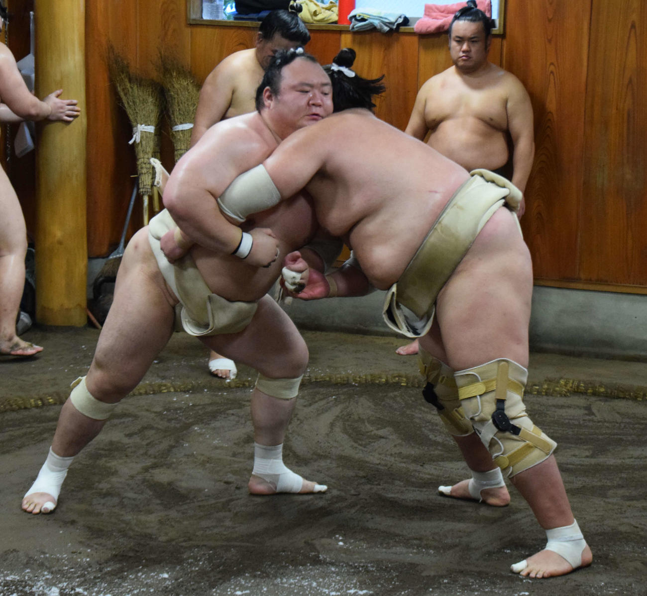 照ノ富士（右）と稽古を行う宝富士