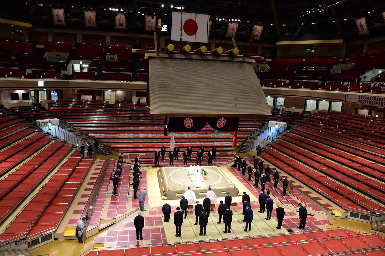新型コロナウイルス感染を避けるため力士不在で行われた大相撲7月場所の土俵祭りに臨む親方ら協会関係者たち（撮影・小沢裕）