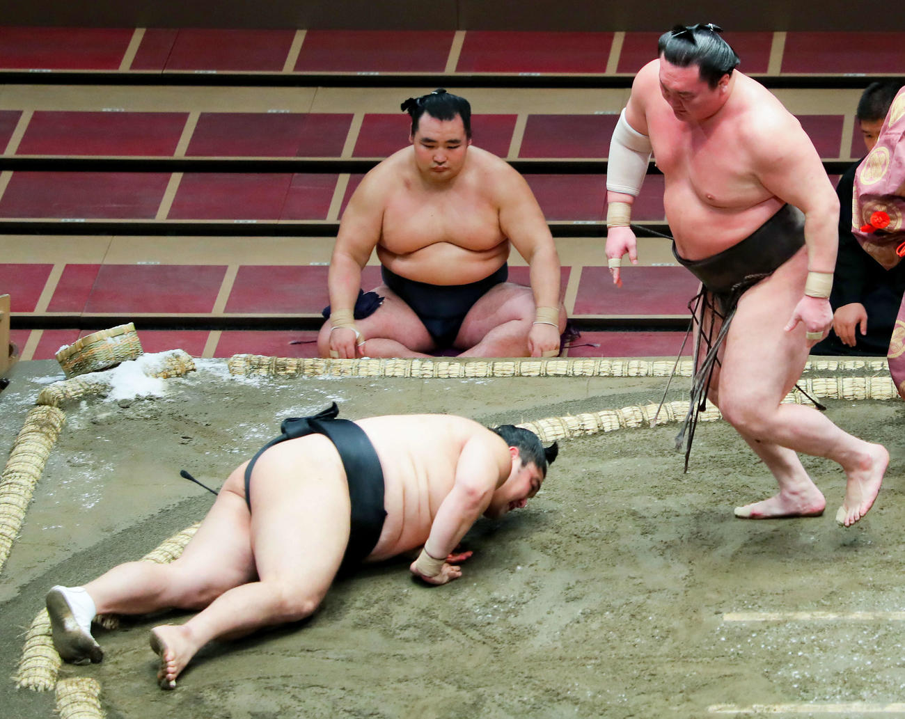 大相撲7月場所初日　隠岐の海（左）を肩すかしで下す白鵬。中央は鶴竜（撮影・河田真司）　　