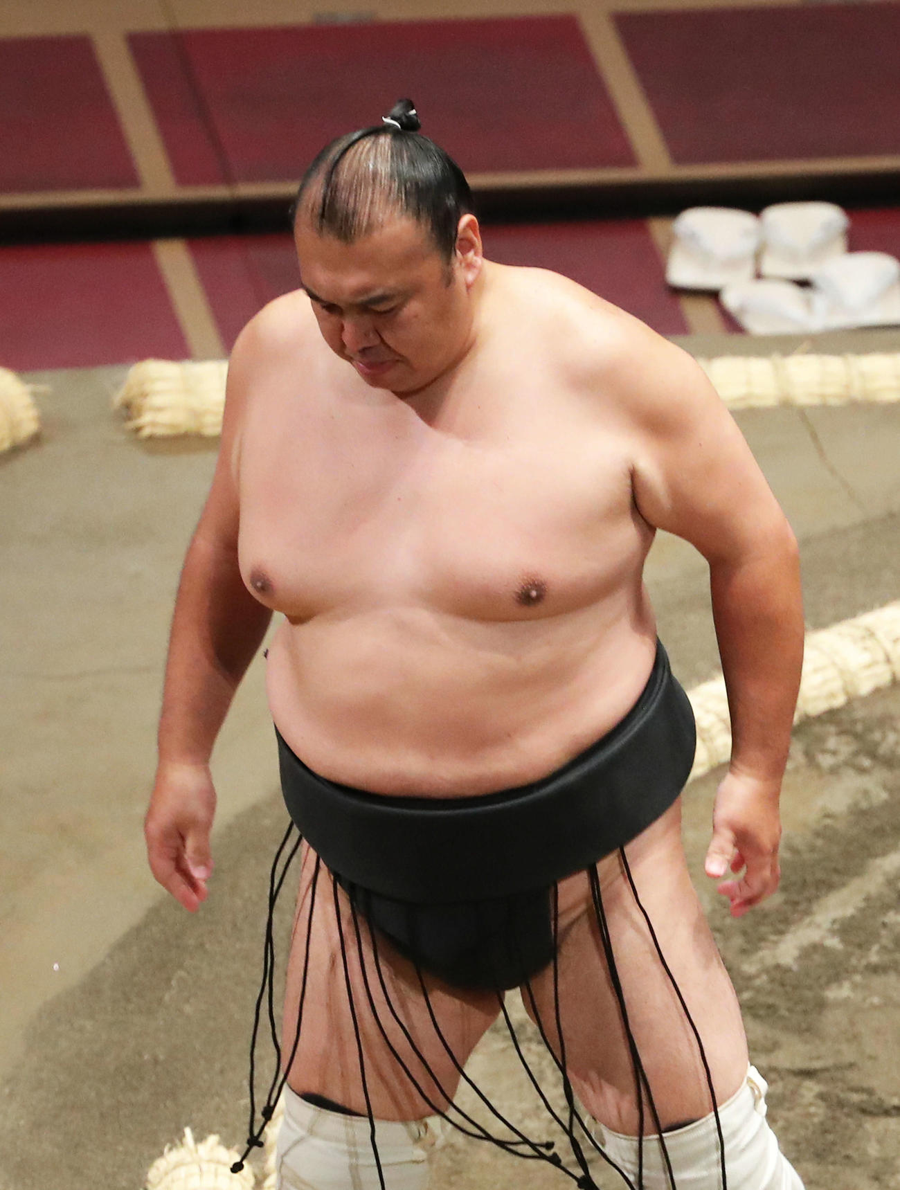 大相撲7月場所初日、天一に敗れ土俵から引き揚げる華吹（撮影・河田真司）　