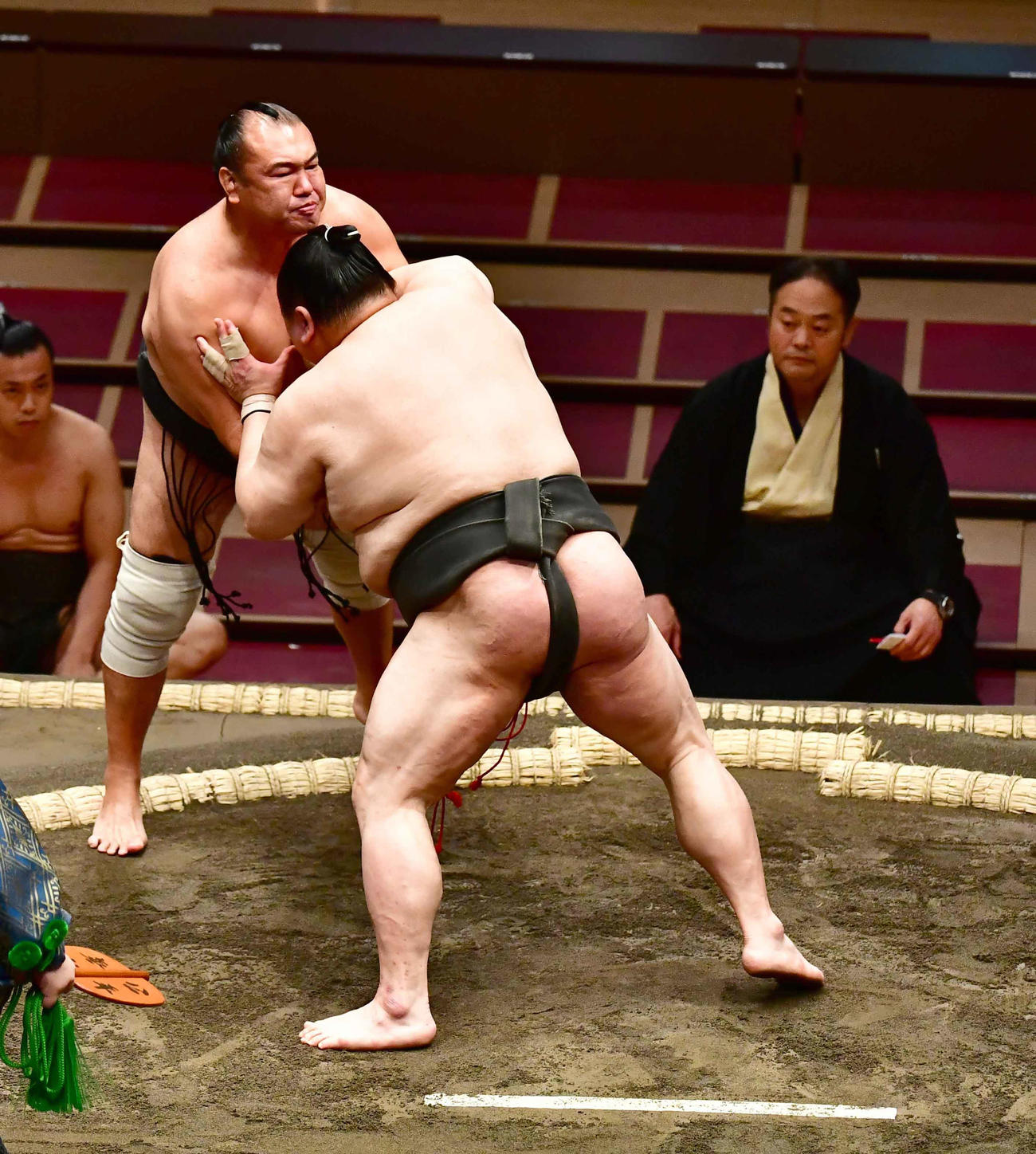 50歳の華吹（左）は42歳の天一に押し出しで敗れる（撮影・小沢裕）