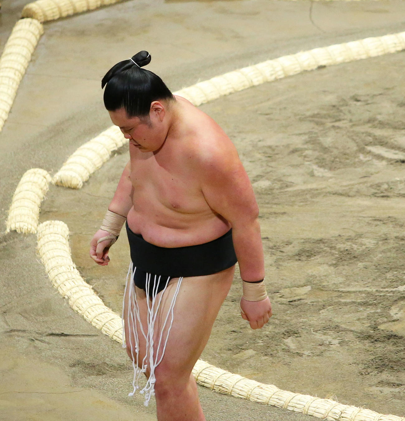 大相撲7月場所初日、関塚山に敗れ土俵から引き揚げる吉沢（撮影・河田真司）　　