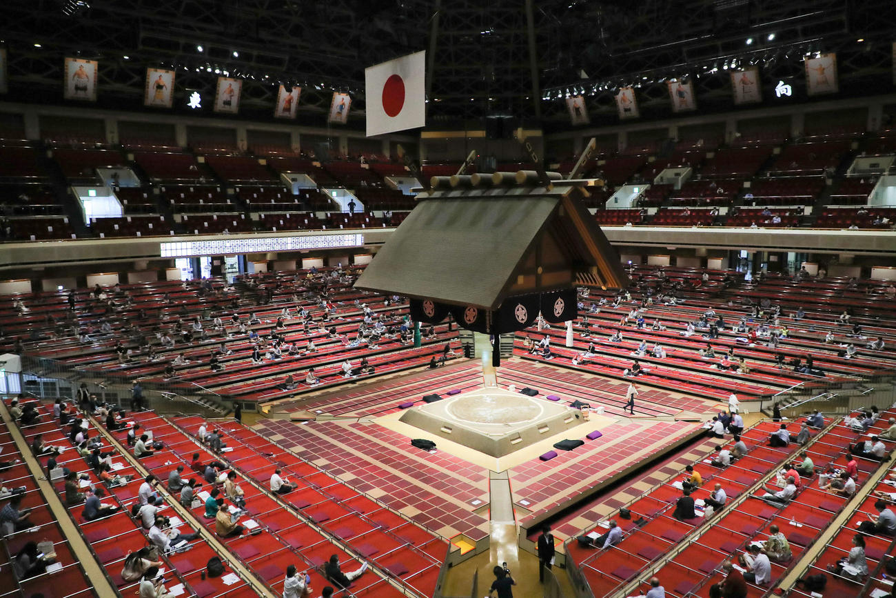 大相撲7月場所初日　十両土俵入りを待つ観客（撮影・河田真司）　　