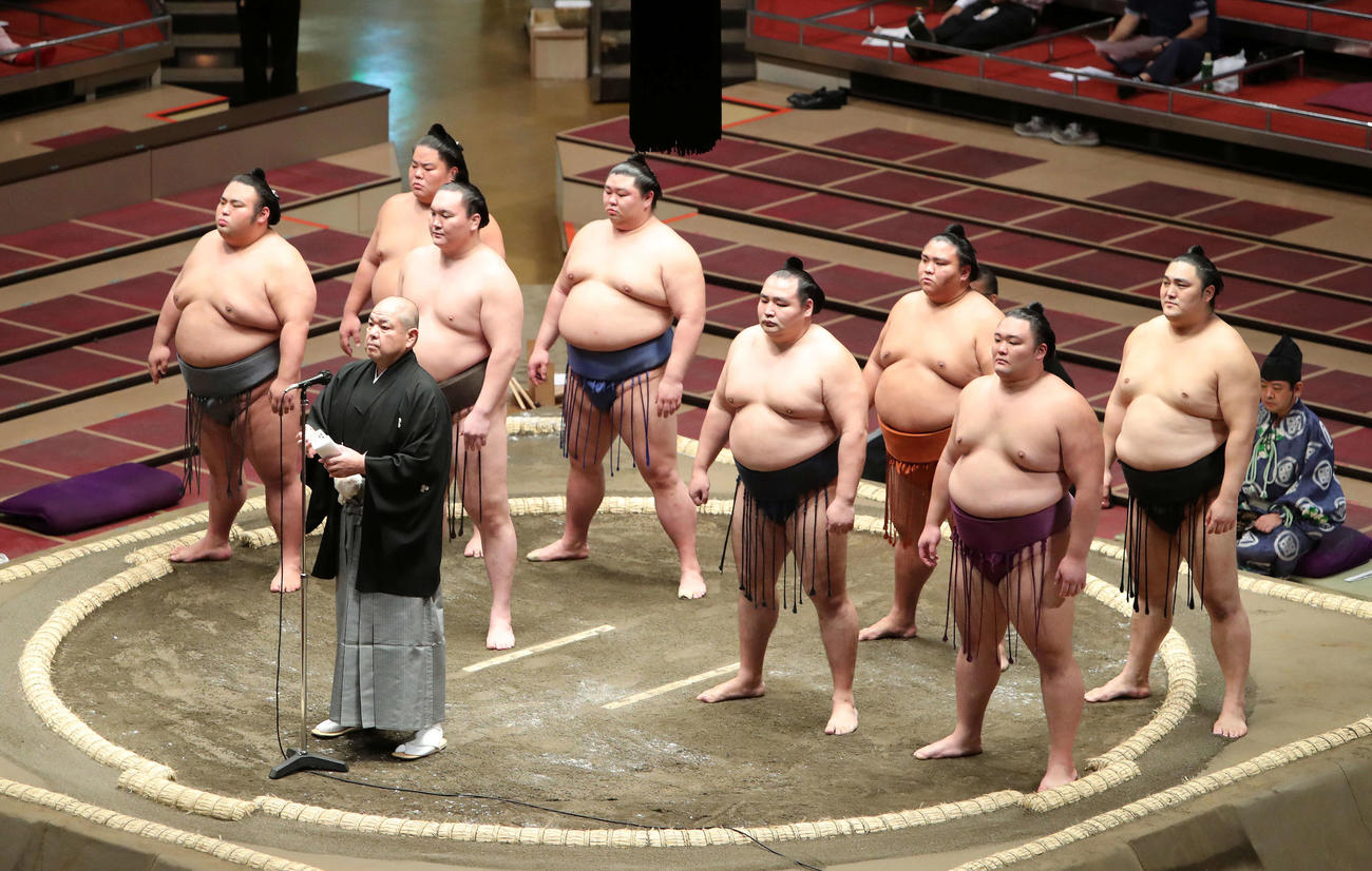 協会あいさつする八角理事長、2列目左から貴景勝、白鵬、鶴竜、朝乃山、3列目左から大栄翔、正代、御嶽海、隠岐の海（撮影・鈴木正人）
