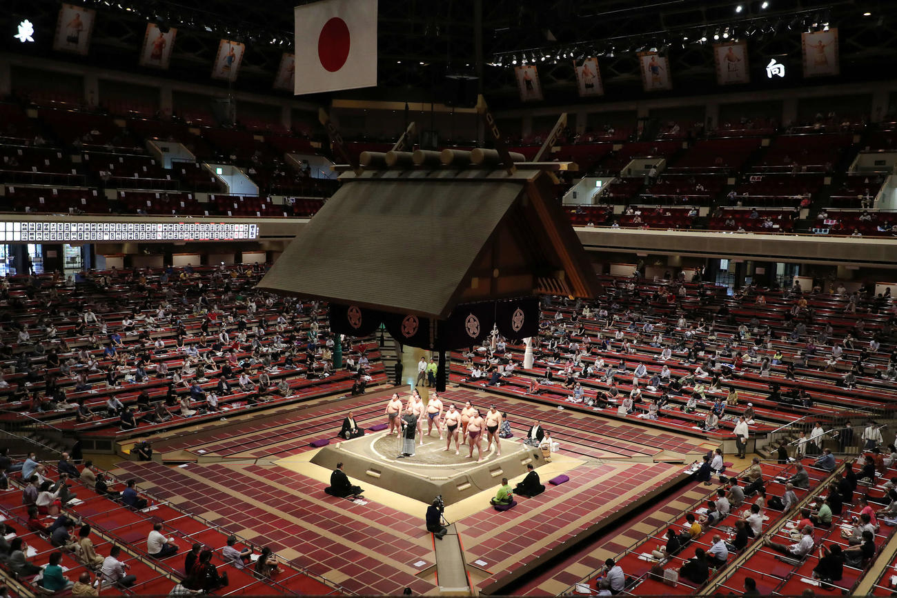 協会あいさつする八角理事長、2列目左から貴景勝、白鵬、鶴竜、朝乃山、3列目左から大栄翔、正代、御嶽海、隠岐の海（撮影・鈴木正人）