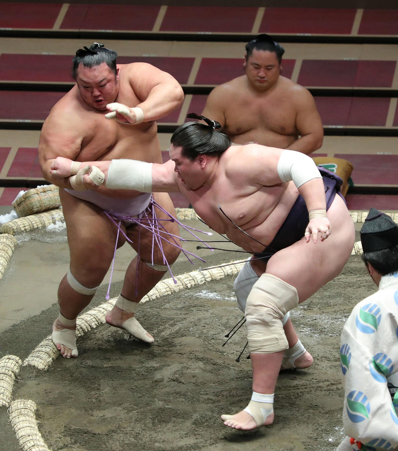 大相撲7月場所初日　琴勇輝（左）を押し出す照ノ富士（撮影・河田真司）